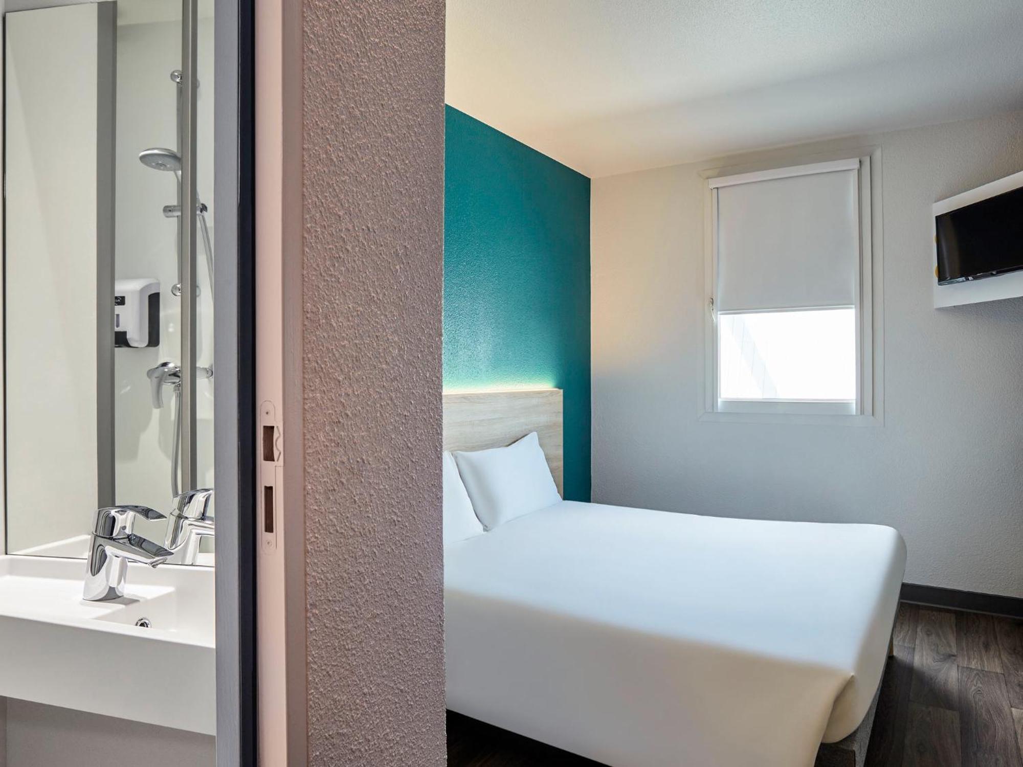 Hotelf1 Centre Devant Les Ponts Hotel 3*