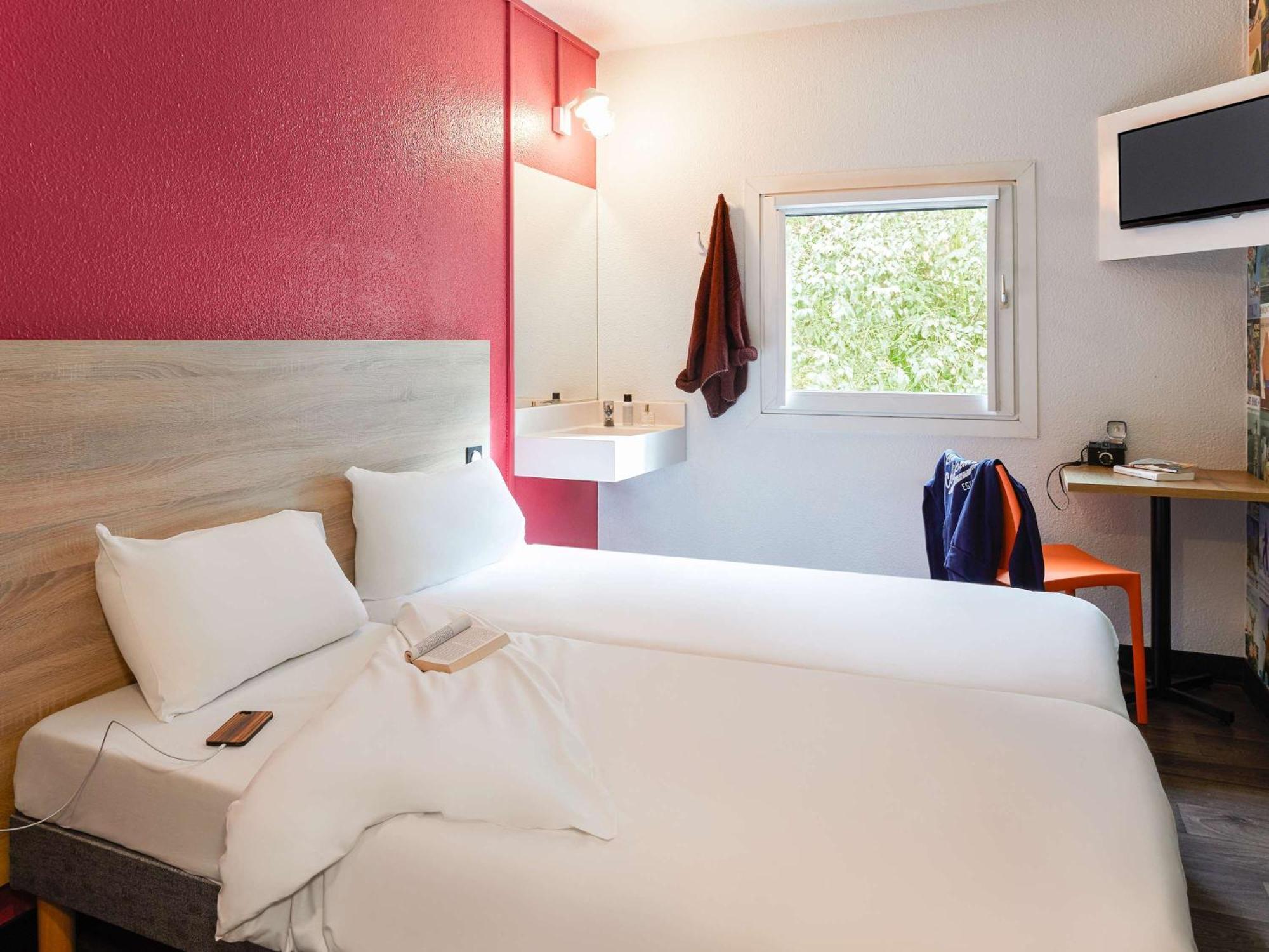 Hotel Hotelf1 Centre Devant Les Ponts